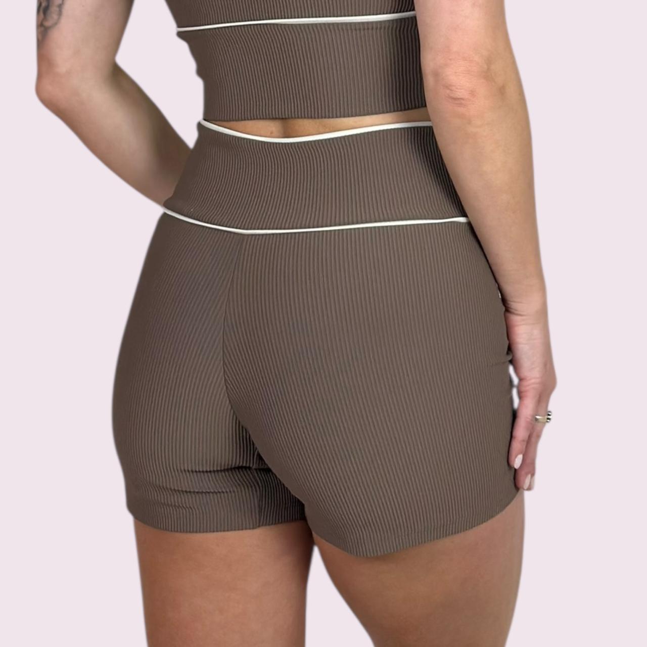 Shorts Lily Cotelê Mocha Mousse com Off White