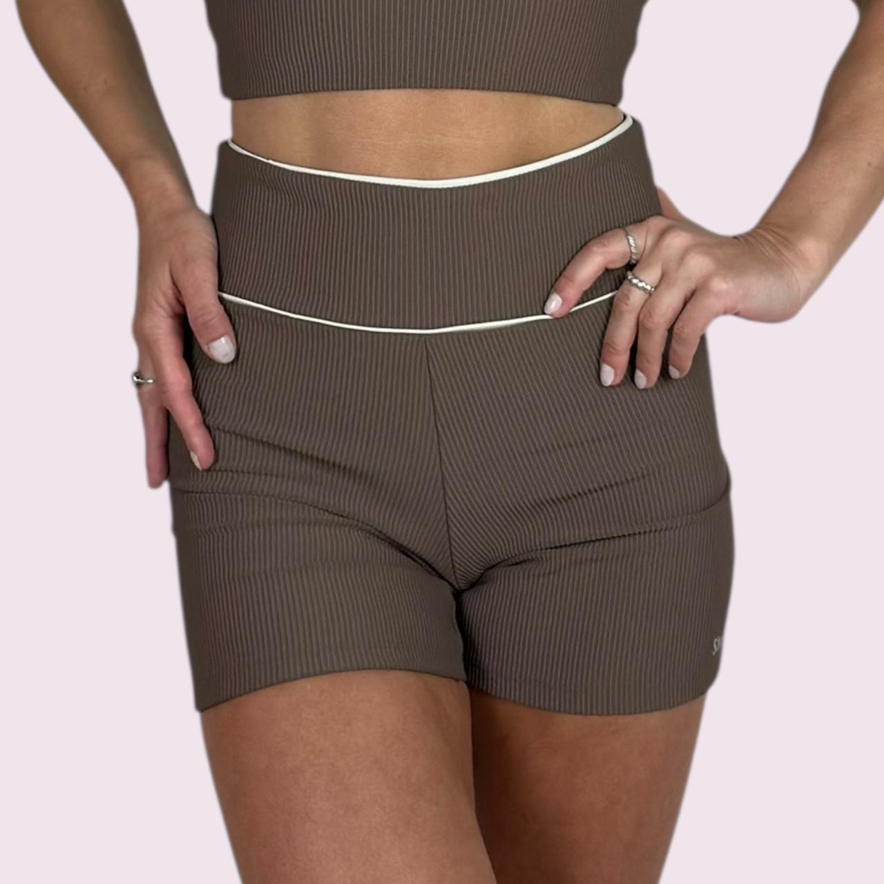 Shorts Lily Cotelê Mocha Mousse com Off White