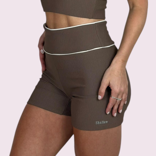 Shorts Lily Cotelê Mocha Mousse com Off White